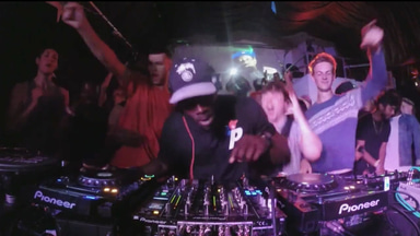 Photo of set Lil Silva.