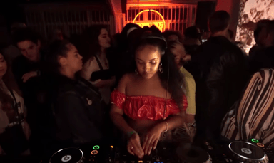 Photo of set Fauzia.