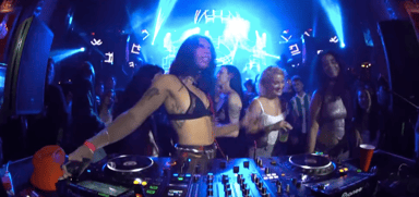 Photo of set Mia Carucci.