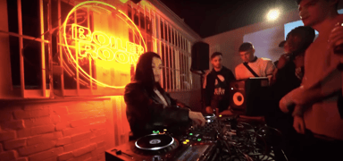 Photo of set Amy Becker.