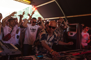 Photo of set Tom Trago.