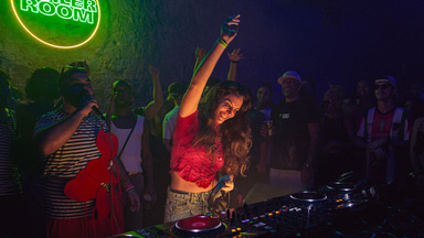 Photo of set Ananda.