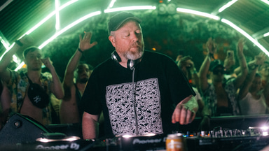 Photo of set Ben Sims.