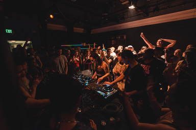 Photo of set Ariel Zetina.