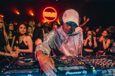 Photo of set DJ Paulette.