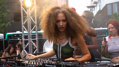 Photo of set Carla Genus.