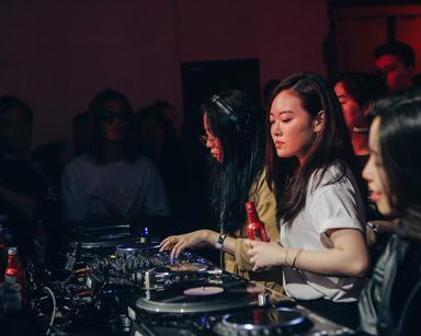 Photo of set C'est Qui.