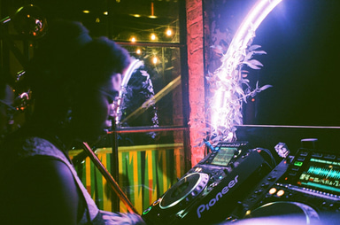 Photo of set Dee Diggs.