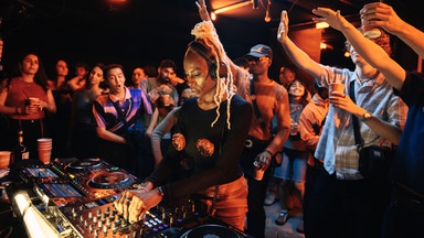 Photo of set Emma Korantema.