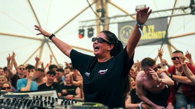 Photo of set Hannah Laing.