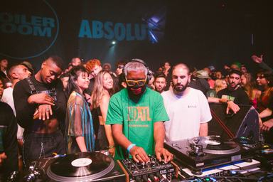 Photo of set Kai Alcé.