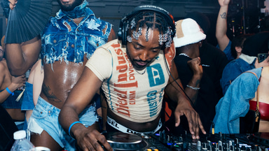 Photo of set Karim Olen Ash.