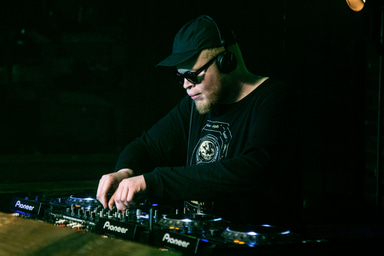 Photo of set Leonce.