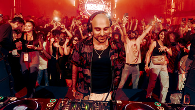 Photo of set Manni Dee.