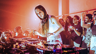 Photo of set Marie Davidson.