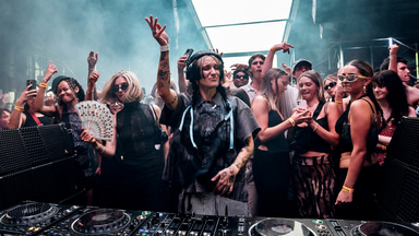 Photo of set Miley Serious.