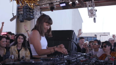 Photo of set Lauren Hansom.