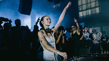 Photo of set sim0ne.