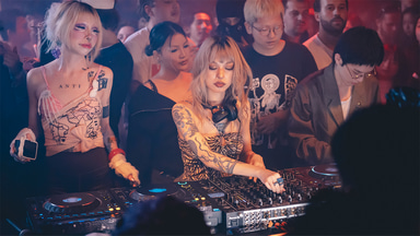 Photo of set Sirens.