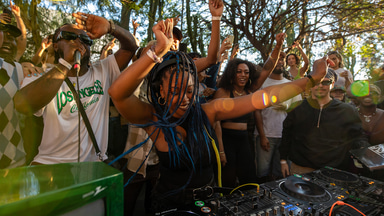 Photo of set Suga Shay.