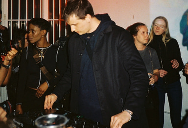 Photo of set Woesum.