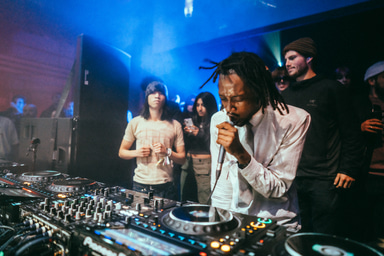 Photo of set DÆMON.