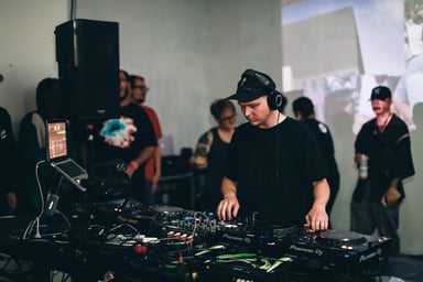 Photo of set DJ Mastercard.