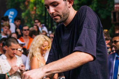 Photo of set Dan Shake.