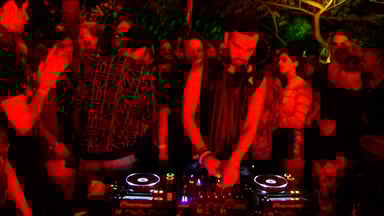Photo of set Robbie Akbal b2b Louie Fresco.