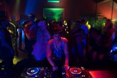 Photo of set Caroline Letho.