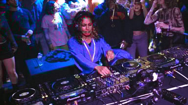 Photo of set Ayesha.