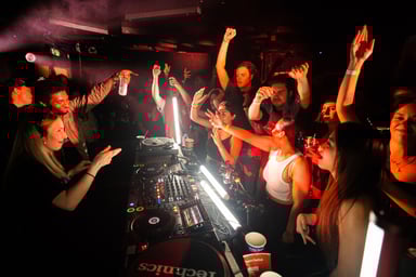 Photo of set Decibella + Blackeye.