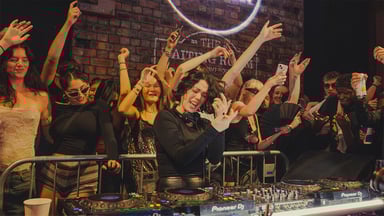 Photo of set Kelly Lee Owens.