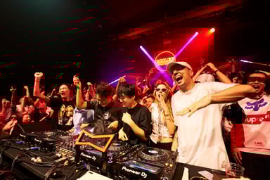 Photo of set play in stereo.