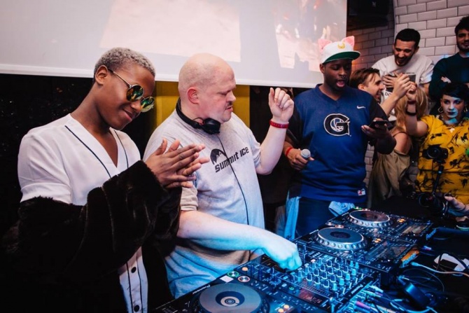 Photo of set Teki Latex.