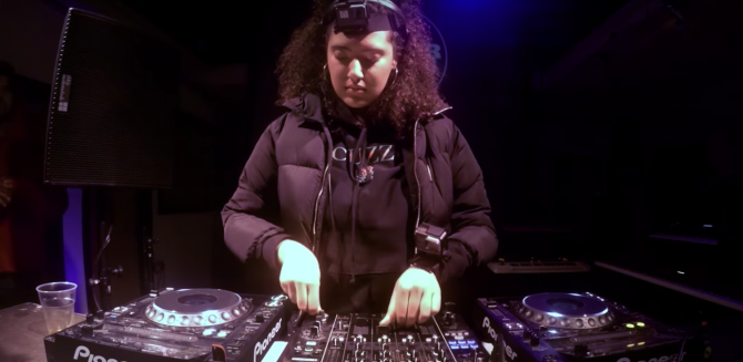 Photo of set Tiffany Calver.