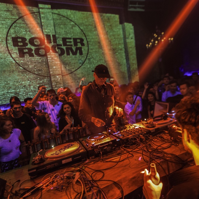 Photo of set Hibiya Line.