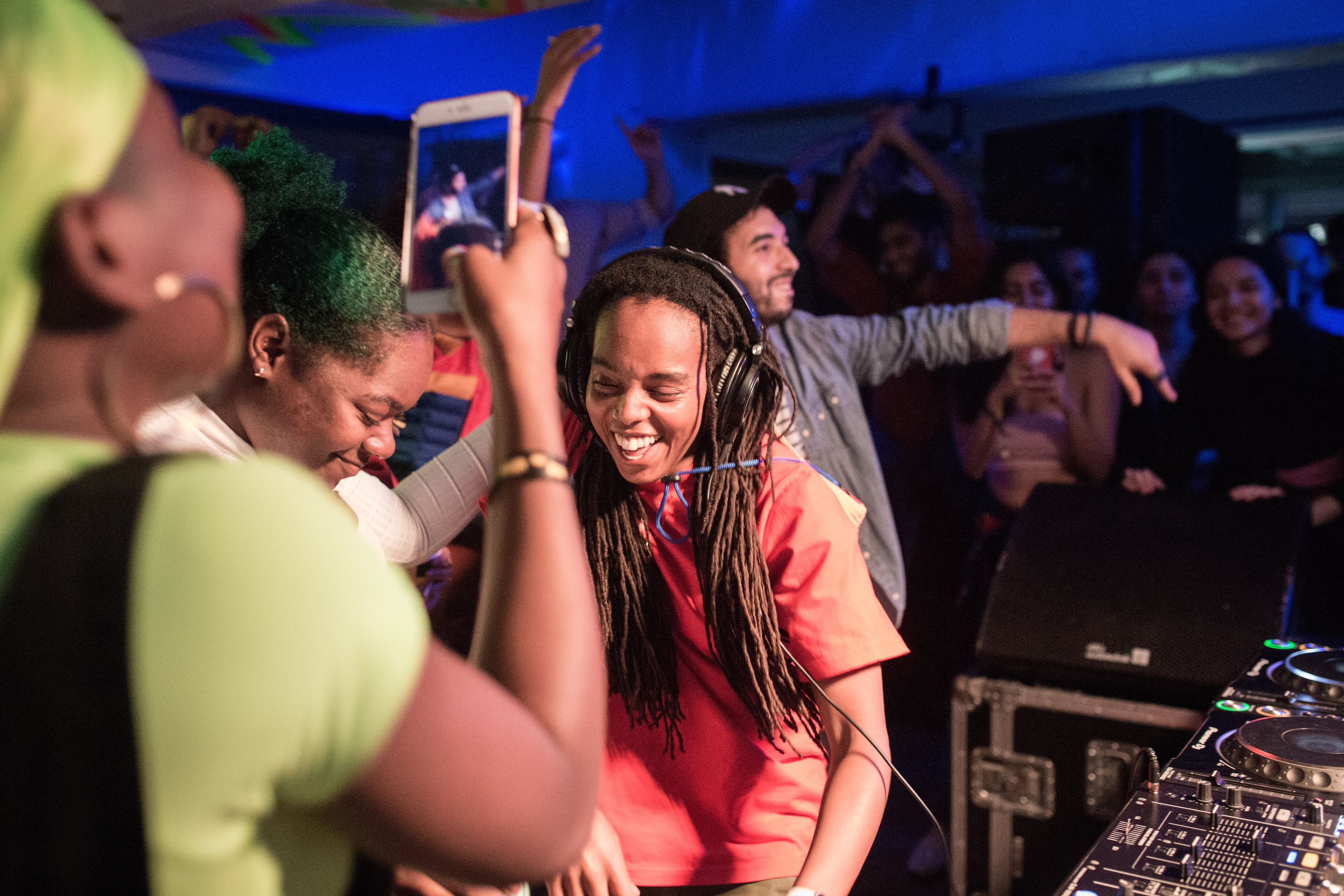 Photo of set Shy One.