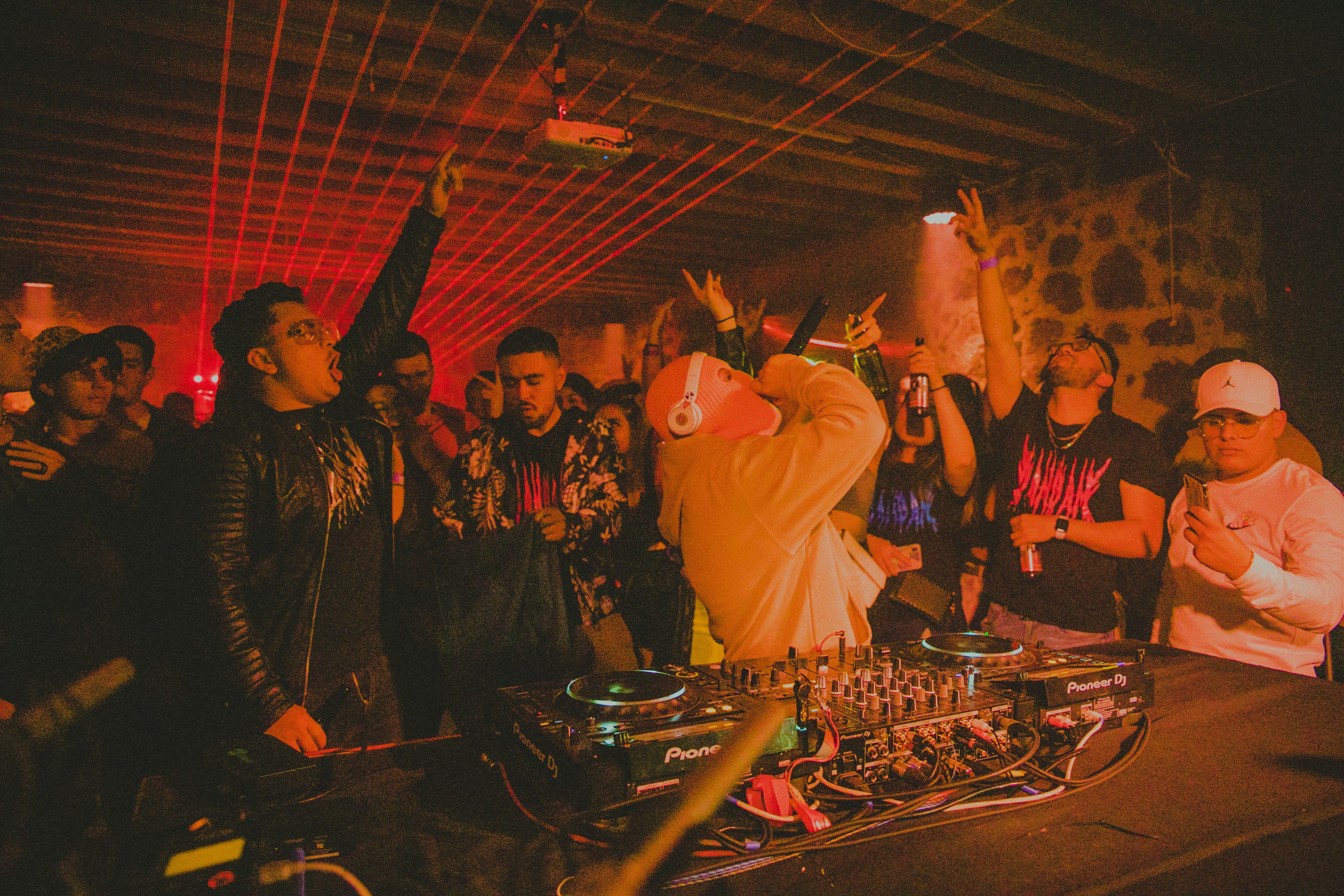 Photo of set DAM DAM.