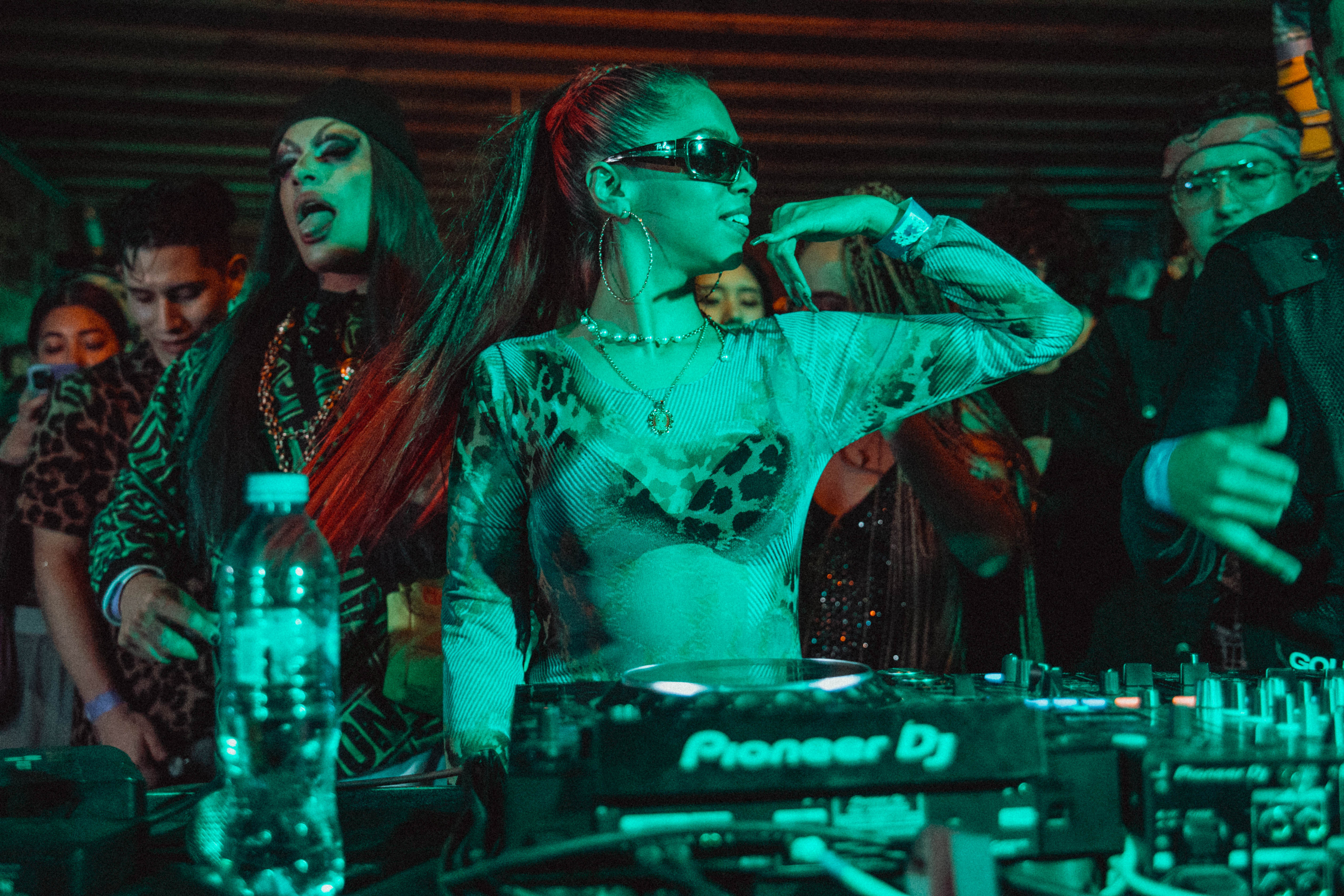 Photo of set Charly Gynn.