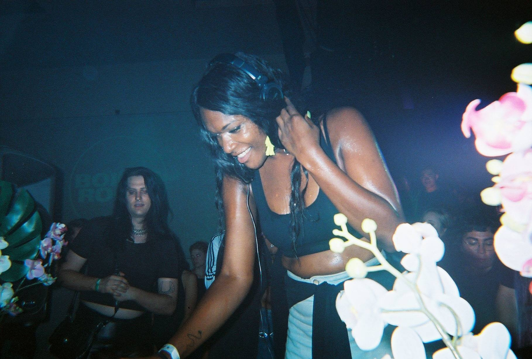 Photo of set Jasmine Infiniti.