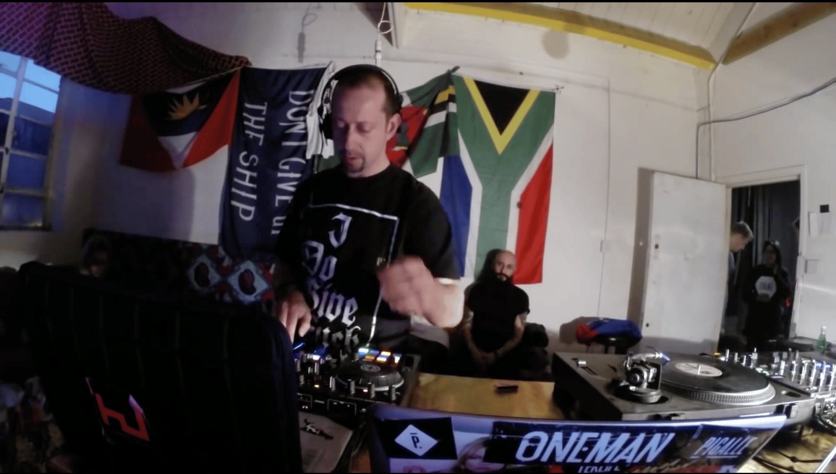 Photo of set Kode 9.