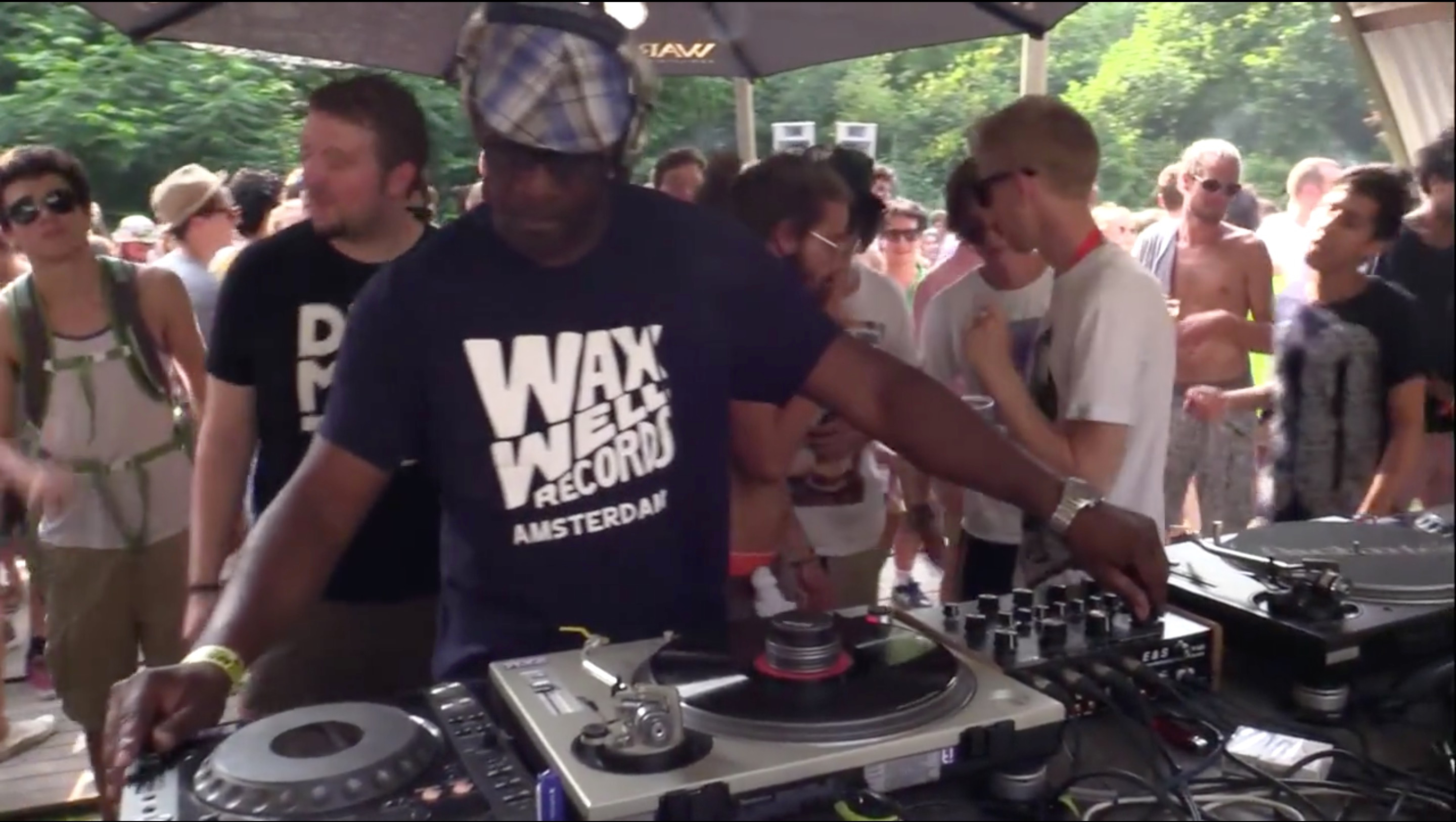 Photo of set Rahaan.