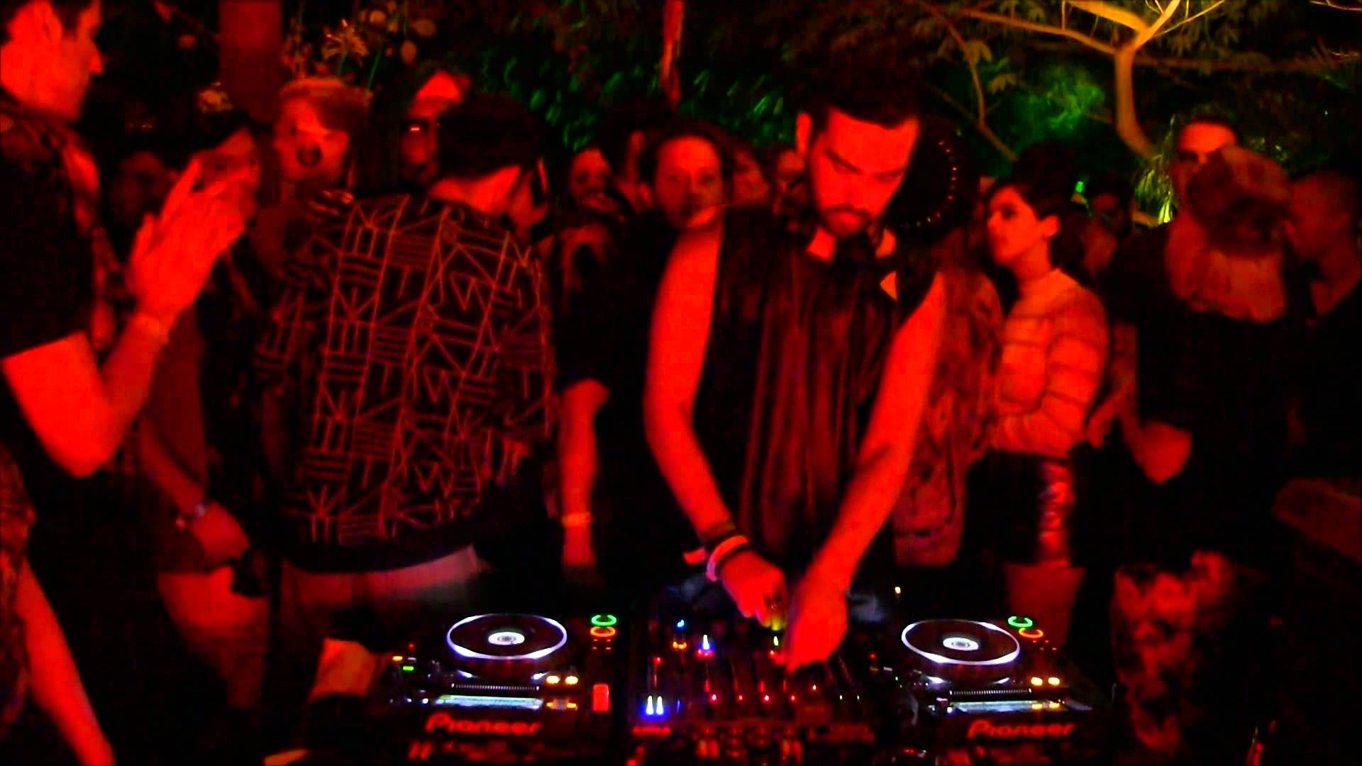 Photo of set Robbie Akbal b2b Louie Fresco.