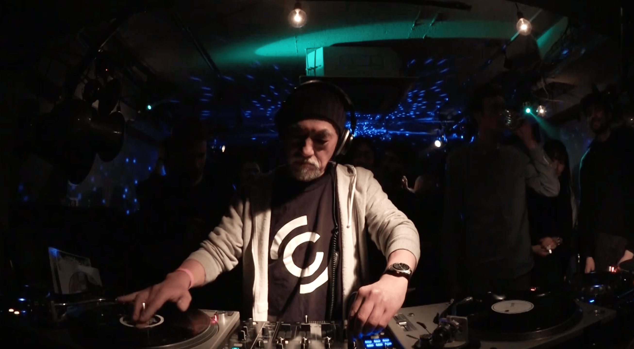 Photo of set DJ Ageishi.