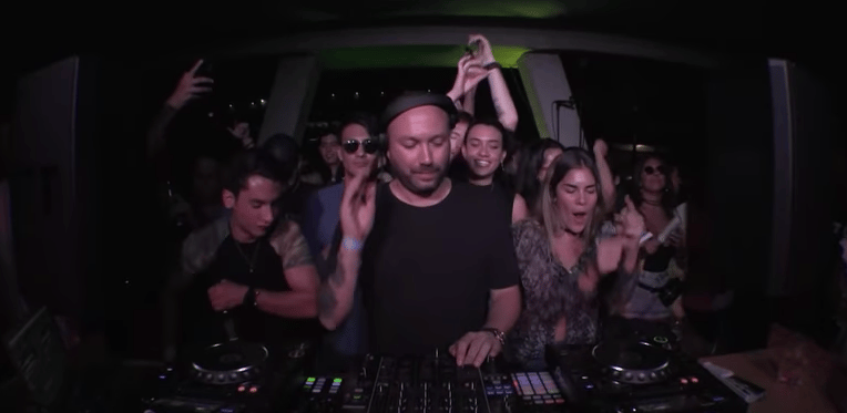 Photo of set Nic Fanciulli.