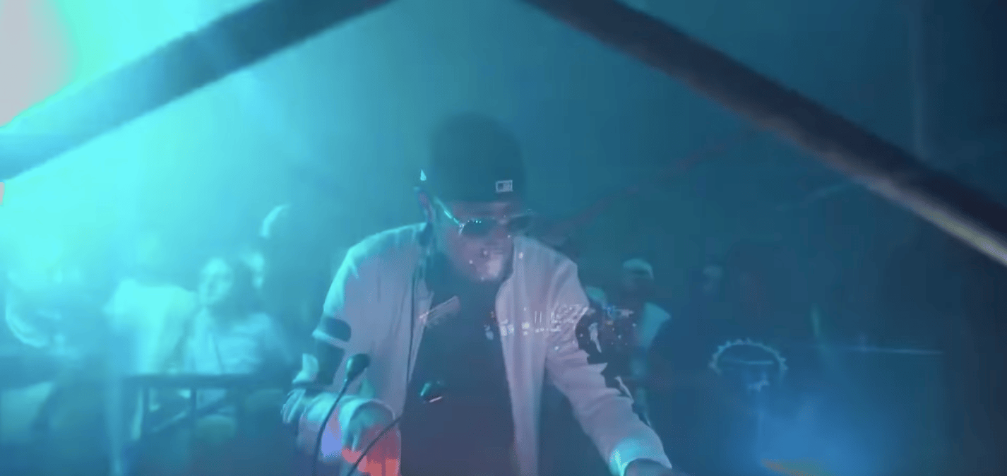 Photo of set Marc Acardipane.