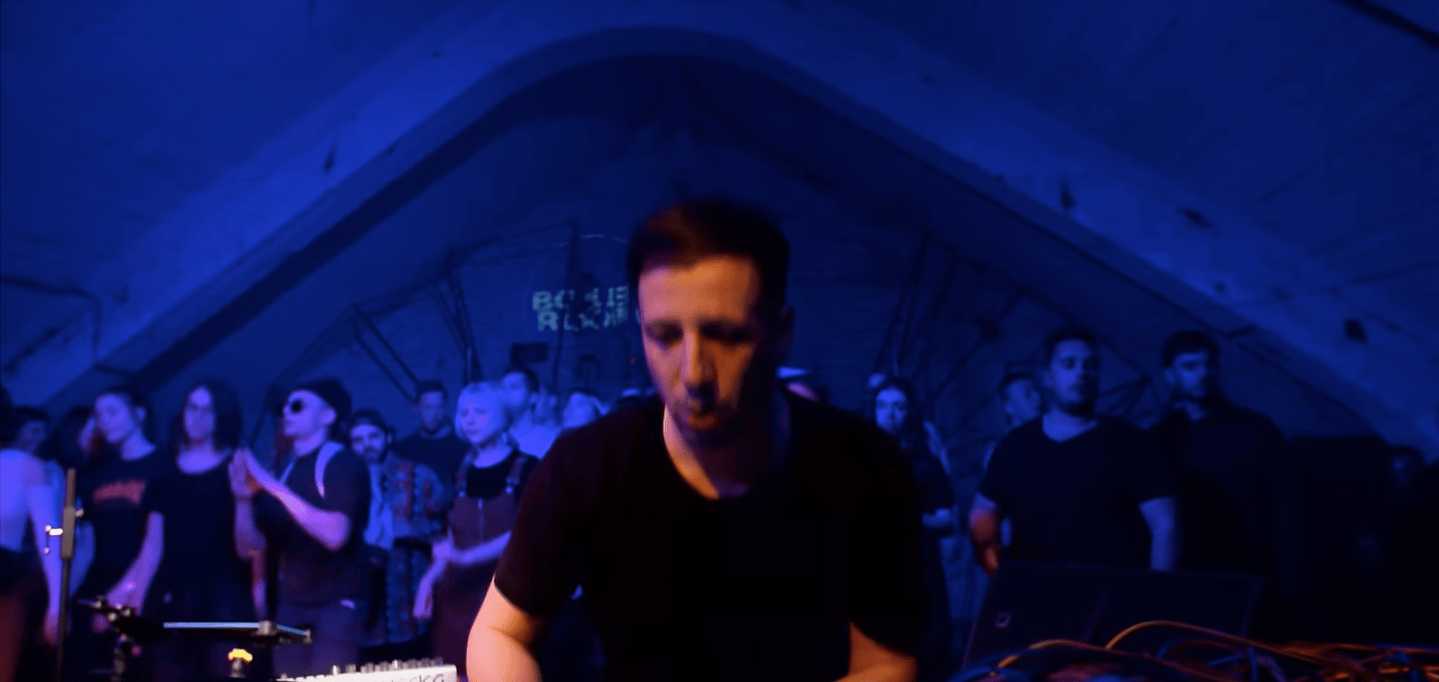 Photo of set Kӣr live.