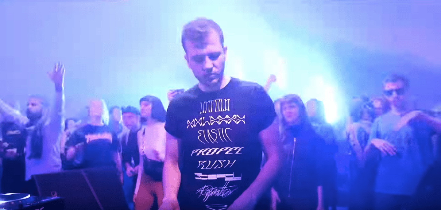 Photo of set Gabor Lázár.