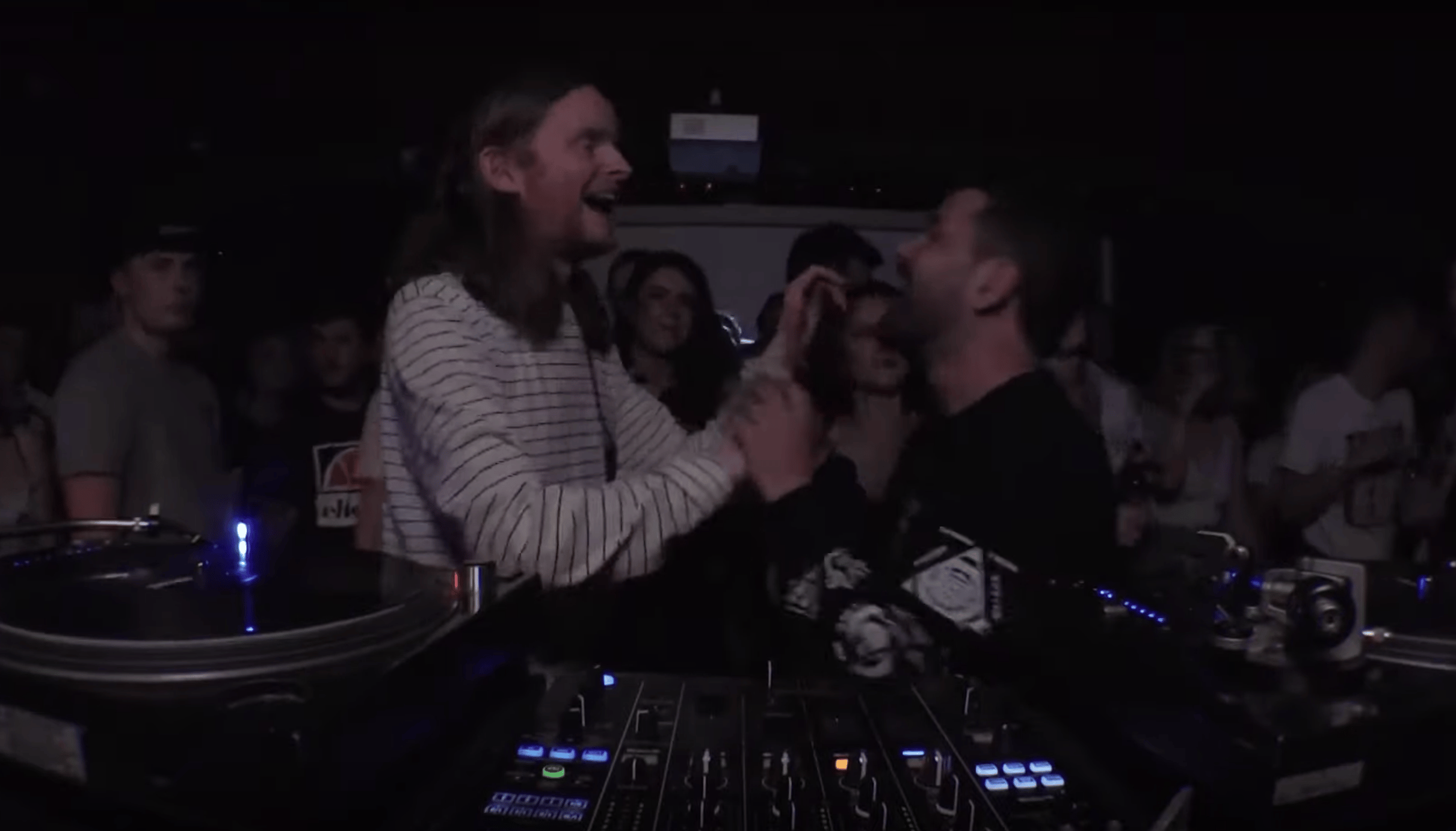 Photo of set Wardy & Dom D'Sylva.